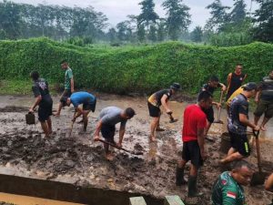 Prajurit Yonif 514 Kostrad Gelar Gotong Royong Bersihkan Area Perumahan
