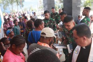 Minggu Berkah, Satgas Yonif 330 Kostrad Bagikan Alkitab Untuk Warga Intan Jaya