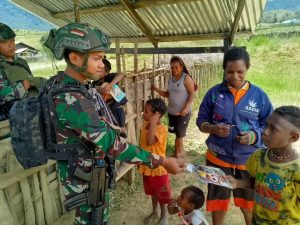 Perkenalan Humanis, Satgas Yonif 323 Kostrad Jalin Kedekatan dengan Masyarakat Papua