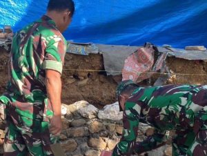 Yonif 431 Kostrad dan Koramil 1422-05/Tompobulu Bahu-membahu Tangani Rumah Roboh Akibat Tanah Longsor di Maros