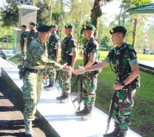 Tradisi Penyambutan Danyonif 303 Kostrad Dilanjutkan dengan Jam Komandan