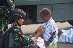 Dapat Baju Baru dari Pasukan Pandawa Kostrad, Warga Keneyam Senang