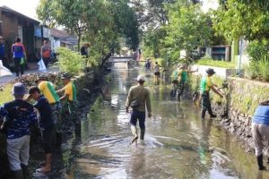 Sambut HUT Ke- 63 Kostrad, Brigif 13 Kostrad Karya Bakti Bersihkan Sungai Cimulu