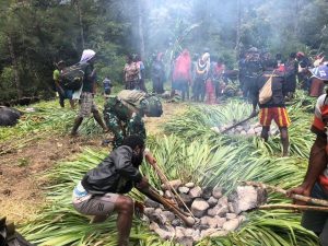 Merajut Kasih Kebersamaan dalam Keberagaman, Satgas Yonif 323 Kostrad Gelar Tradisi Bakar Batu di Pegunungan Papua