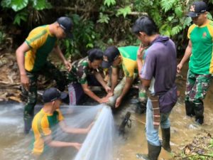 Satgas Pamtas RI-MLY Yonarmed 10 Divif 1 Kostrad Perbaiki Pipa Saluran Air Bersih Masyarakat