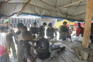 Gelar Acara Makan Bersama, Satgas Mobile Yonif 411 Kostrad Mempererat Kedekatan dengan Warga Batas Batu Nduga