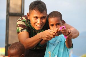 Minggu Sore Bareng Abang TNI, Begini Suasana Pos Satgas Yonif 411 Kostrad di Datangi Anak-anak