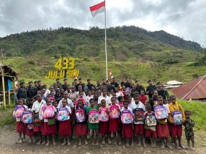 Peduli Kasih Menyambut HUT Ke-63 Kostrad, Satgas Yonif 433 Kostrad membantu Anak-anak Sekolah di Pos Mbua