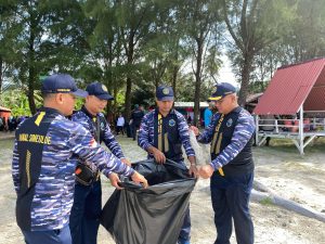 Peringati Hari Peduli Sampah Nasional, Lanal Simeulue Ikuti Kegiatan Bersih Pantai dan Pameran Daur Ulang