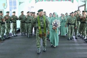 Tradisi Penyambutan Warga Baru Komandan Resimen Armed 2 Putra Yudha