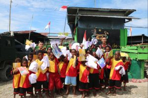 Seragam Baru dan Buku Tulis Diberikan oleh Pasukan Pandawa Kostrad untuk Anak-Anak di Distrik Nduga