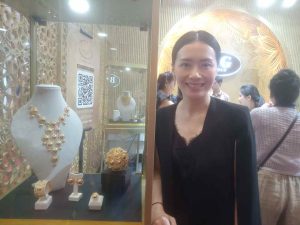 Juli  (CEO BG Gold Surabaya): Produk Perhiasan dan Emas BG Gold Berkualitas Prima dan Modis, Laris Manis di Pameran Jakarta International Jewellery Fair 2024