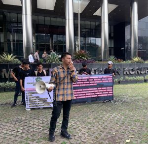 Kaji-indonesia mengelar aksi dan pelaporan terkait dugaan kasus korupsi gedung VIP Bombana