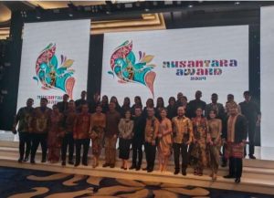 Menkum HAM Yasonna, Menyerahkan Penghargaan Kepada 19 Penerima Nusantara Awards 2024
