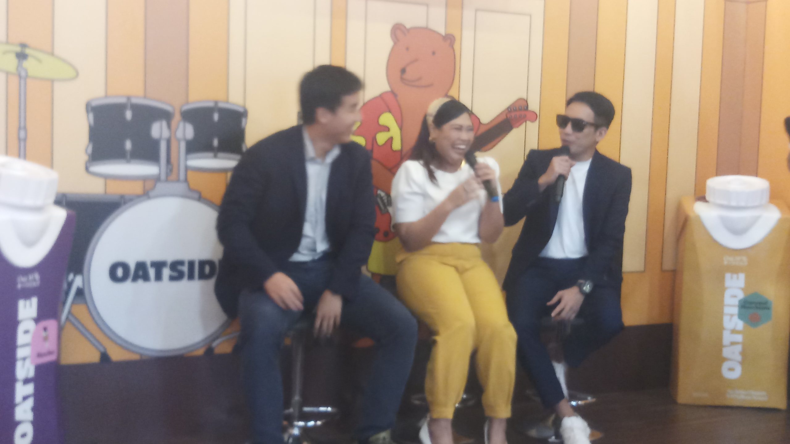 Benedict lim ceo Oat side bersama Duo brand ambassador.