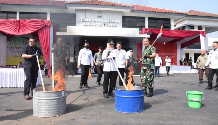 Kejaksaan Negeri Jakarti Timur Musnahkan Barang Bukti Tindak Pidana Inkrah