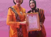Ketum FPPI DR. Hj. Marlinda Irwanti, S.E., M.Si Menerima Anugerah Penghargaan dari KOWANI Pada Peringatan Hari Kebaya Nasional 2024