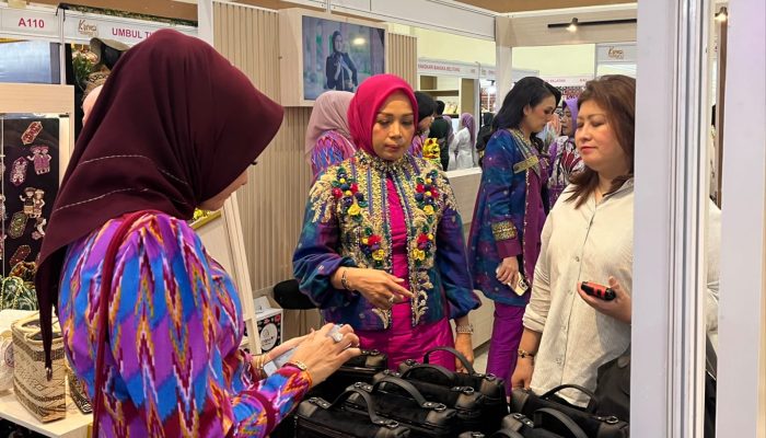 Ketua Bhayangkari Polda Kalbar Ny. Nila Pipit Rismanto Hadiri Bazar Kreasi Bhayangkari Nusantara 2024