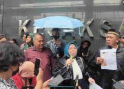 BELASAN OKNUM JATANRAS POLDA METRO JAYA MEMBANGKANG PERINTAH KAPOLRI, KEPUNG KANTOR KUASA HUKUM IKE FARIDA (LAGI-LAGI POLISI KRIMINALISASI ADVOKAT)