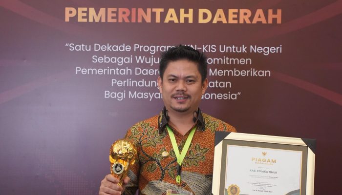 Bupati Kolaka Timur Abdul Azis Terima UHC Awards 2024