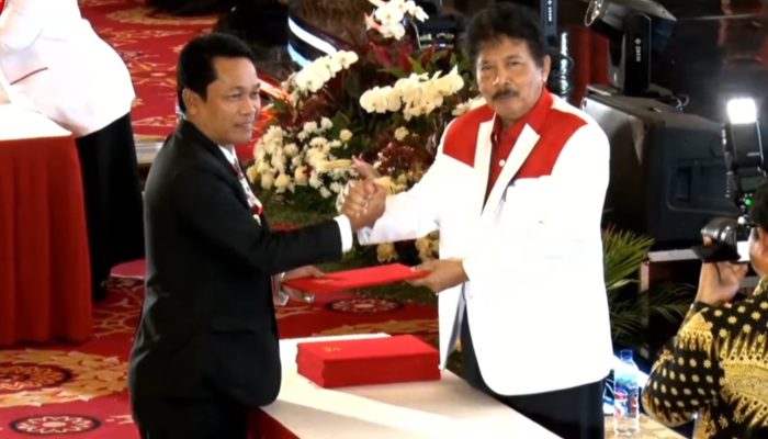 Bupati Balangan Abdul Hadi Terima Duplikat Bendera Pusaka