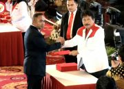 Pj Bupati Jayapura Triwarno Purnomo Terima Duplikat Bendera Pusaka