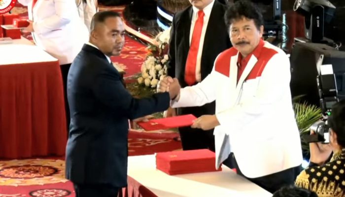 Pj Bupati Jayapura Triwarno Purnomo Terima Duplikat Bendera Pusaka