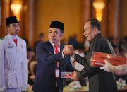 Pj Walikota Tarakan Bustan Terima Duplikat Bendera Pusaka