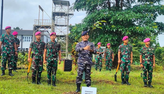 Kunjungi Pasmar 3, Penasehat Kepala SKK Migas Laksma Gendut Sugiono Tanam Bibit Matoa