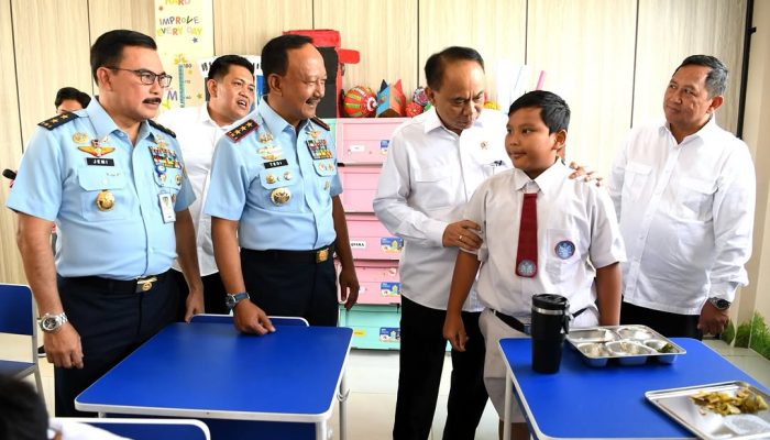 Pangkoopsudnas dan Menkop Tinjau Program Makan Bergizi Gratis di SD Angkasa Halim
