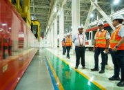 Dirut KAI Tinjau Depo LRT Jabodebek untuk Pastikan Kesiapan Angkutan Lebaran