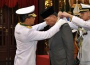 Wakasal Sematkan Tanda Kehormatan Bintang Jalasena Utama Kepada Menhan dan Kepala BIN 