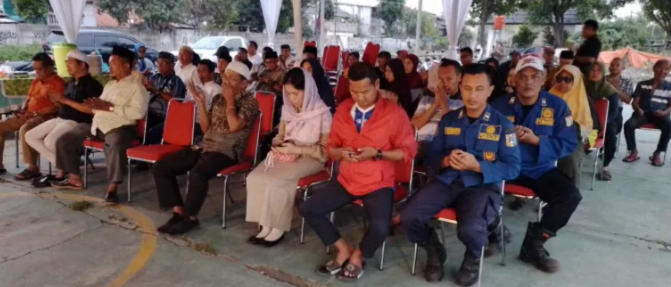 acara buka puasa bersama (bukber) yang digelar di RW 07 Kampung Muara Bahari. Kegiatan ini bertujuan untuk mempererat silaturahmi antara pemerintah kelurahan dan warga setempat. Tampak Sekel mengenakan hijab abu-abu, ist