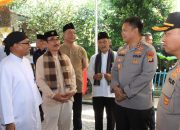 Kapolres Metro Bekasi Kota memantau giat pengamanan Paskah di Gereja Santo Servatius Pondok Gede