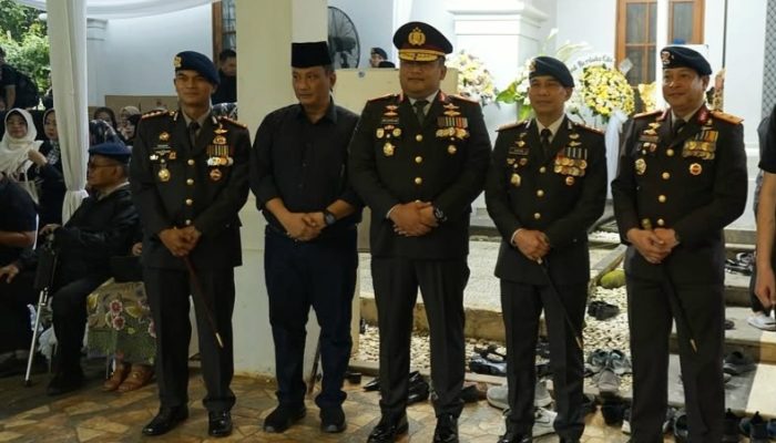 Wakapolda Jabar Brigjen Pol Adi Vivid Hadiri Pemakaman Komjen Pol (Purn) Jusuf Manggabarani
