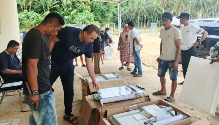 Koperasi Pidung Jaya Serahkan 20 Lampu Jalan Tenaga Surya untuk Warga Desa Pidung