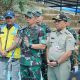 “Sambut HUT RI Ke 80”, Danrem 052/WKR Dampingi Pangdam Jaya Laksanakan Bersih – Bersih Kali Ciliwung