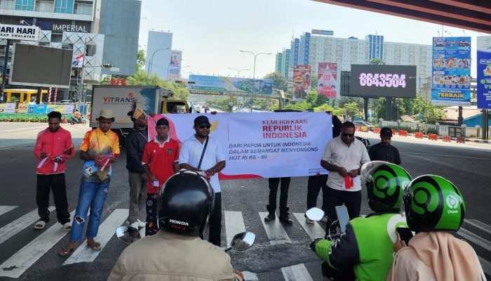 Rayakan HUT RI ke-80, Mahasiswa dan Pemuda Papua Bagikan Bendera Merah Putih di Bekasi