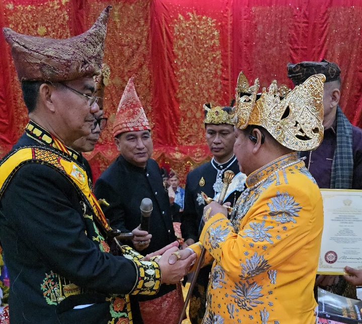 Foto: Ketua Badan Musyawah Adat Provinsi Bengkulu saat menerima Gelar Dari Maharaja Kutai Mulawarman, Istimewa