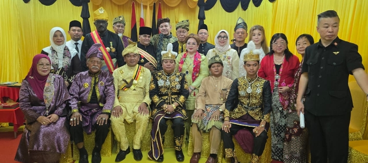 Tampak poto bersama delegasi Majelis Adat Indonesia (MAI) dalam kunjungan dinas luar negeri pertama ke Malaysia