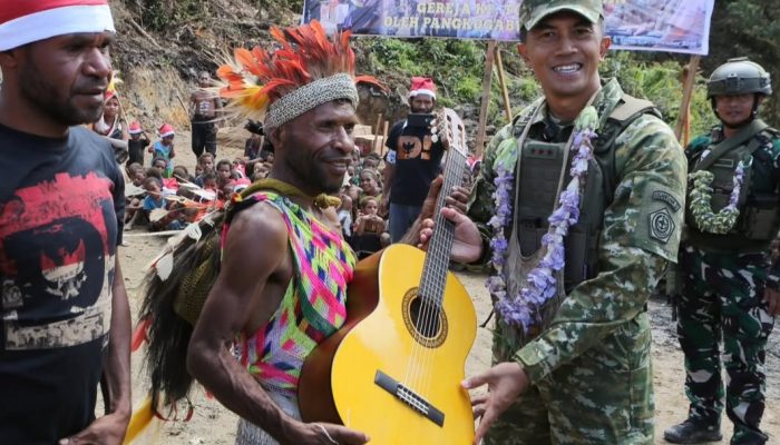 Pererat Kebersamaan, Pangkogabwilhan III Rayakan Bakar Batu dan Mulai Pembangunan Gereja di Papua Pegunungan