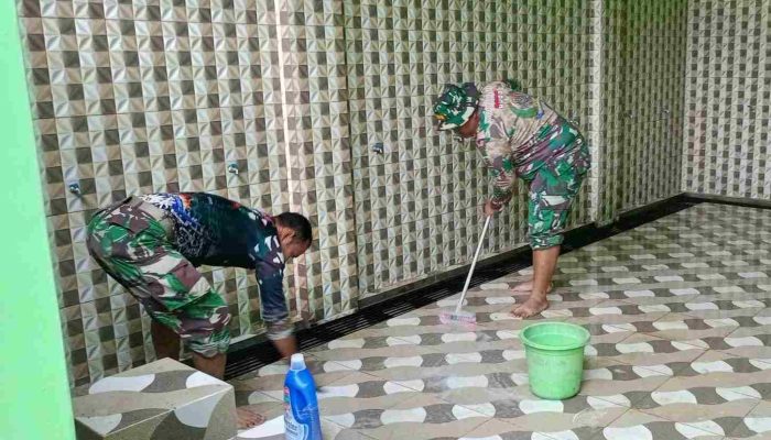 Sambut Ramadhan 1447 H, Satgas TMMD Kodim 0912/Kubar Bersihkan Masjid Agung Baiturrahim Sendawar