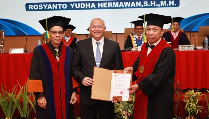 Kapolda Kalsel Irjen Pol Rosyanto Yudha Raih Gelar Doktor di ULM dengan Predikat Cumlaude