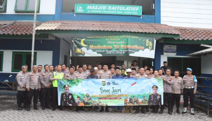 Polres Pelabuhan Tanjung Priok Gelar Kerja Bakti dan Bagikan Sembako di Masjid Baitul Latief