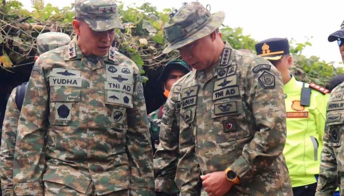 Dankoopssus TNI Dampingi Panglima TNI Tinjau Lokasi Longsor di Bandung Barat