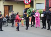 Brimob Polda Metro Jaya Bagi Takjil untuk Warga di Depan Mako Gegana