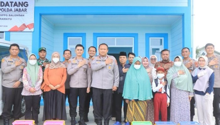 Wakapolda Jabar Salurkan Bantuan Sembako bagi Warga Indramayu