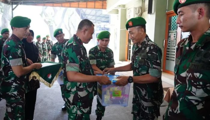 Jelang Idul Fitri, Danrem 052/Wijayakrama Serahkan Bingkisan dan THR kepada Prajurit dan PNS