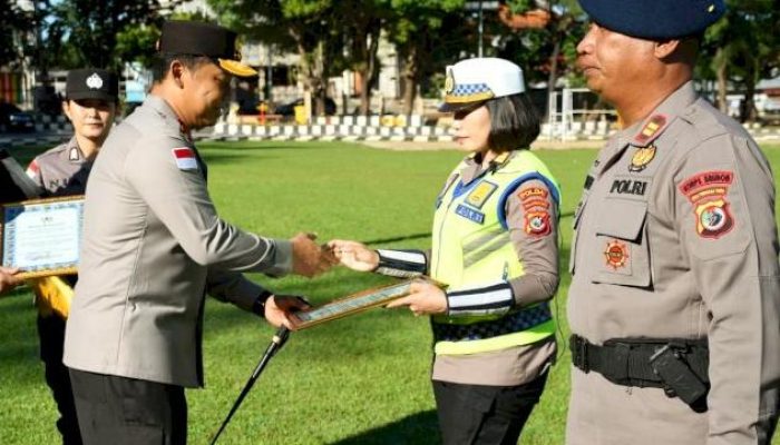 Kapolda NTT Berikan Penghargaan kepada Personel Berprestasi, Tekankan Integritas dan Pelayanan Humanis