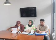 Dewi  Murniati  Didampingin Ali Yusuf (Aly Law 138 & Partner) Menyampaikan kekecewaan mendalam terhadap penanganan kasus Darrell Fausta Hamdani (14), Korban Salah Tembak Yang Dinilai Lambat, Tidak Transparan Serta Minim Empati Dari Pihak Kesatuan 